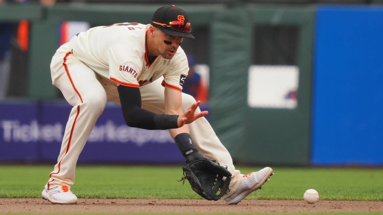 Watch: Giants shortstop airmails throw on routine grounder